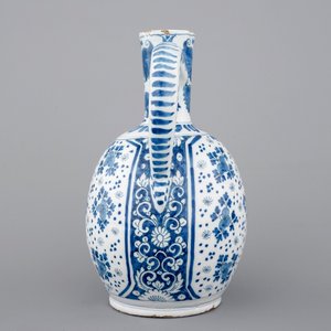 A large Dutch Delft blue and white jug, 18th C. — 照片 3