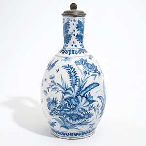 A large Dutch Delft blue and white jug with a tiger and a lion, 17th C. — photo 2