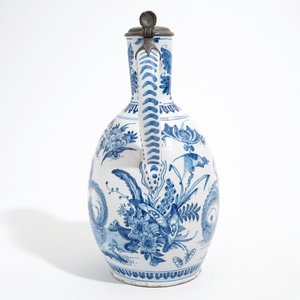 A large Dutch Delft blue and white jug with a tiger and a lion, 17th C. — photo 4