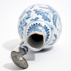 A large Dutch Delft blue and white jug with a tiger and a lion, 17th C. — photo 7