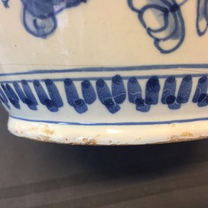 A large Dutch Delft blue and white jug with a tiger and a lion, 17th C. — photo 9