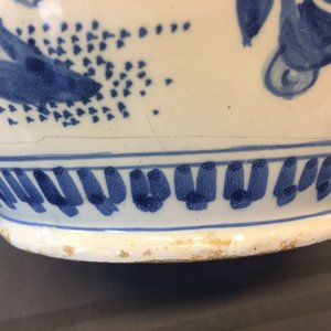 A large Dutch Delft blue and white jug with a tiger and a lion, 17th C. — photo 10