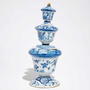 A large Dutch Delft blue and white money bank with polychrome finial, 1st half 18th C. — 照片 3