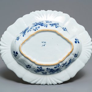 A large Dutch Delft blue and white oval lobed salad bowl, 18th C. — photo 2