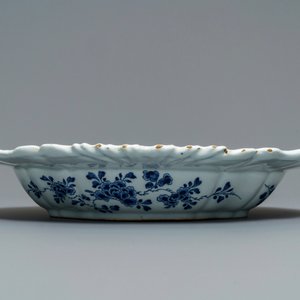 A large Dutch Delft blue and white oval lobed salad bowl, 18th C. — photo 4