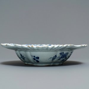 A large Dutch Delft blue and white oval lobed salad bowl, 18th C. — photo 5