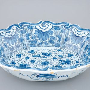 A large Dutch Delft blue and white salad bowl, 18th C. — photo 2