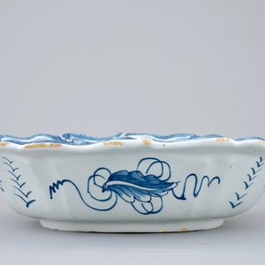 A large Dutch Delft blue and white salad bowl, 18th C. — photo 5