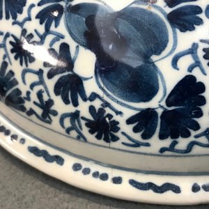 A large Dutch Delft blue and white spiced wine bowl and cover, 18th C. — photo 12