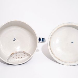 A large Dutch Delft blue and white spiced wine bowl and cover, 18th C. — photo 5