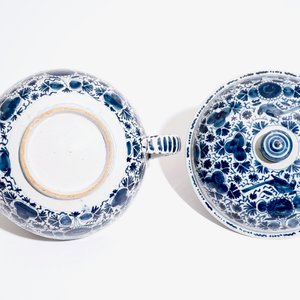 A large Dutch Delft blue and white spiced wine bowl and cover, 18th C. — photo 6