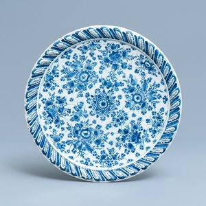 A large Dutch Delft blue and white tazza, ca. 1700 — photo 2
