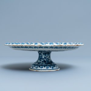 A large Dutch Delft blue and white tazza, ca. 1700 — photo 4