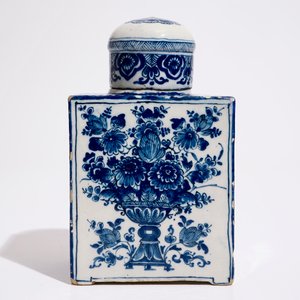 A large Dutch Delft blue and white tea caddy with original cover, ca. 1700 — 照片 3