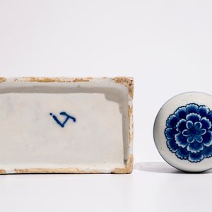A large Dutch Delft blue and white tea caddy with original cover, ca. 1700 — 照片 6
