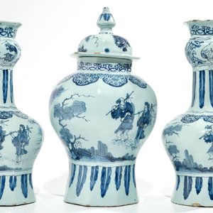 A large Dutch Delft blue and white three-piece chinoiserie garniture, 2nd half 17th C. — 照片 3