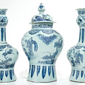 A large Dutch Delft blue and white three-piece chinoiserie garniture, 2nd half 17th C. — 照片 4