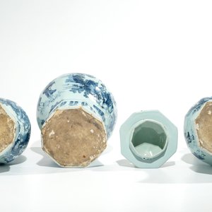 A large Dutch Delft blue and white three-piece chinoiserie garniture, 2nd half 17th C. — 照片 6