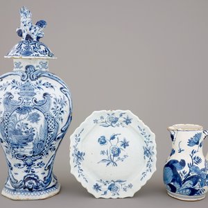 A large Dutch Delft blue and white vase and cover, a plate and a cream jug, 18th C. — 照片 1