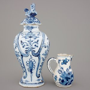 A large Dutch Delft blue and white vase and cover, a plate and a cream jug, 18th C. — 照片 3
