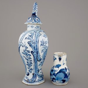 A large Dutch Delft blue and white vase and cover, a plate and a cream jug, 18th C. — 照片 4