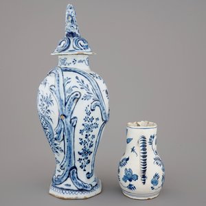 A large Dutch Delft blue and white vase and cover, a plate and a cream jug, 18th C. — 照片 5