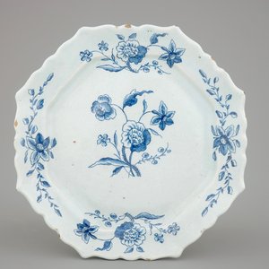 A large Dutch Delft blue and white vase and cover, a plate and a cream jug, 18th C. — 照片 6