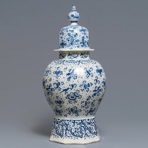 A large Dutch Delft blue and white vase and cover, early 18th C. — photo 1
