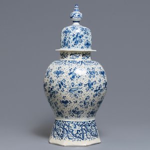 A large Dutch Delft blue and white vase and cover, early 18th C. — photo 2