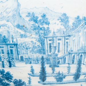 A large Dutch Delft blue and white vase depicting a country house, 1st quarter 18th C. — photo 13
