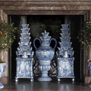 A large Dutch Delft blue and white vase depicting a country house, 1st quarter 18th C. — photo 14