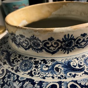A large Dutch Delft blue and white vase with floral design, 17/18th C. — photo 13