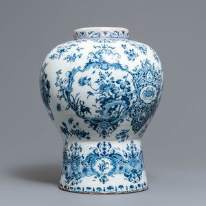 A large Dutch Delft blue and white vase with the arms of the Duchy of Brabant, 1st half 18th C. — 照片 4