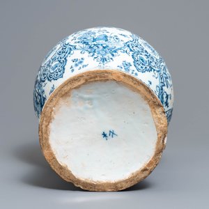 A large Dutch Delft blue and white vase with the arms of the Duchy of Brabant, 1st half 18th C. — 照片 7