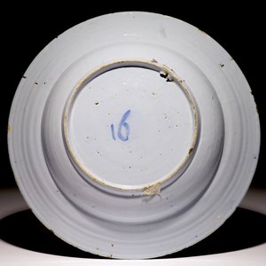 A large Dutch Delft blue, white and manganese chinoiserie dish, 17th C. — 照片 2
