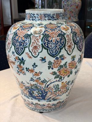 A large Dutch Delft cashmere palette vase with a phoenix and birds among flowers, ca. 1700 — photo 1