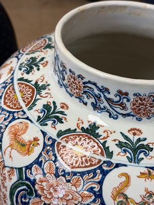 A large Dutch Delft cashmere palette vase with a phoenix and birds among flowers, ca. 1700 — photo 3