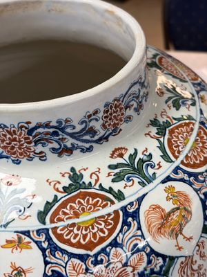 A large Dutch Delft cashmere palette vase with a phoenix and birds among flowers, ca. 1700 — photo 4