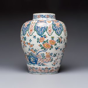 A large Dutch Delft cashmere palette vase with a phoenix and birds among flowers, ca. 1700 — photo 3