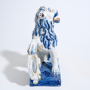 A large Dutch Delft figure of a lion with a coat of arms, 19th C. — 照片 5
