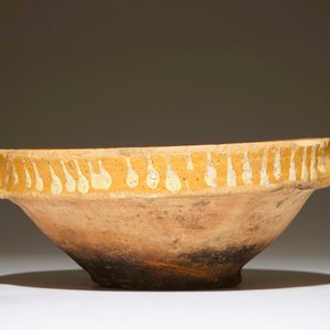 A large earthenware porringer, Northern Netherlands, early 17th C. — 照片 3
