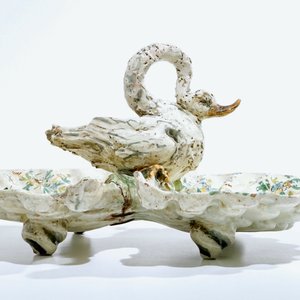 A large faience centerpiece with a swan, prob. Nove di Bassano, Italy, 18/19th C. — 照片 2