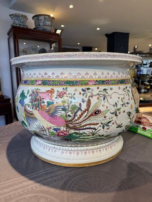A large famille rose-style 'phoenix' fish bowl or jardinière, Samson, Paris, 19th C. — foto 1