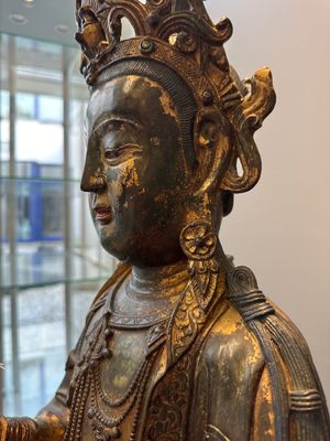 A large fine Chinese gilt-lacquered bronze sculpture of a Bodhisattva, Ming — photo 11