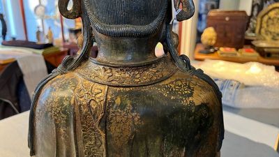 A large fine Chinese gilt-lacquered bronze sculpture of a Bodhisattva, Ming — photo 35