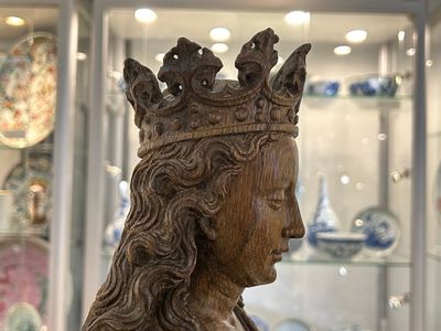 A large Flemish oak sculpture of Ursula with eight virgins, probably Malines, 16th C. — 照片 5