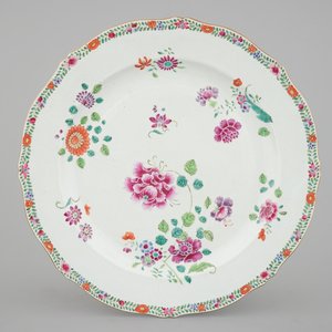 A large floral Chinese famille rose export porcelain dish, Qianlong, 18th C. — photo 1
