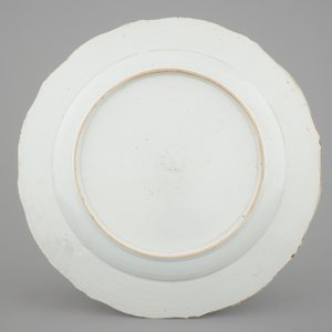 A large floral Chinese famille rose export porcelain dish, Qianlong, 18th C. — photo 2