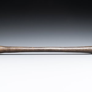 A large French bronze mortar and pestle on its carved oak base, dated 1631 — 照片 12