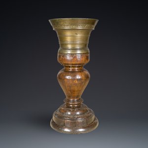 A large French bronze mortar and pestle on its carved oak base, dated 1631 — 照片 2
